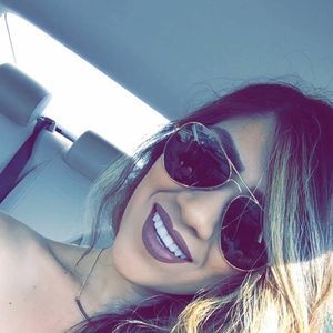 Meet your Posher, Dee